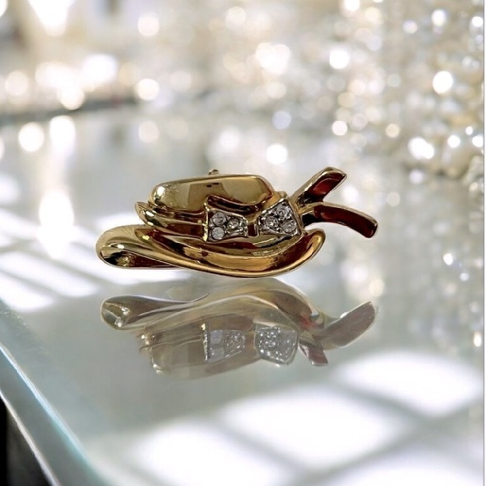 🆕Mario Valentino vintage hat brooch w/CZ bow, gold plated, signed 👒💎💛